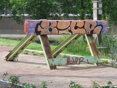 833577 Afbeelding van graffiti met de tekst 'BIER', op een oud stootblok in het park Oosterspoorbaan te Utrecht.N.B. ...
